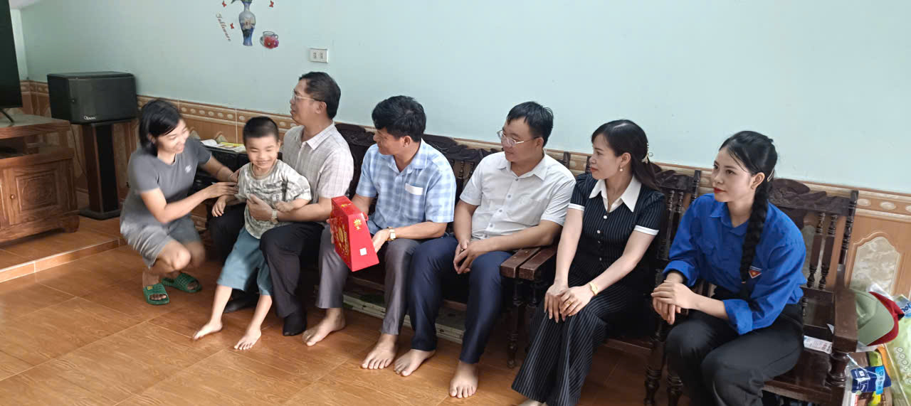 Lãnh đạo xã Nam Thụy Anh thăm, tặng quà các cháu có hoàn cảnh khó khăn nhân dịp Tết Trung thu năm 2026