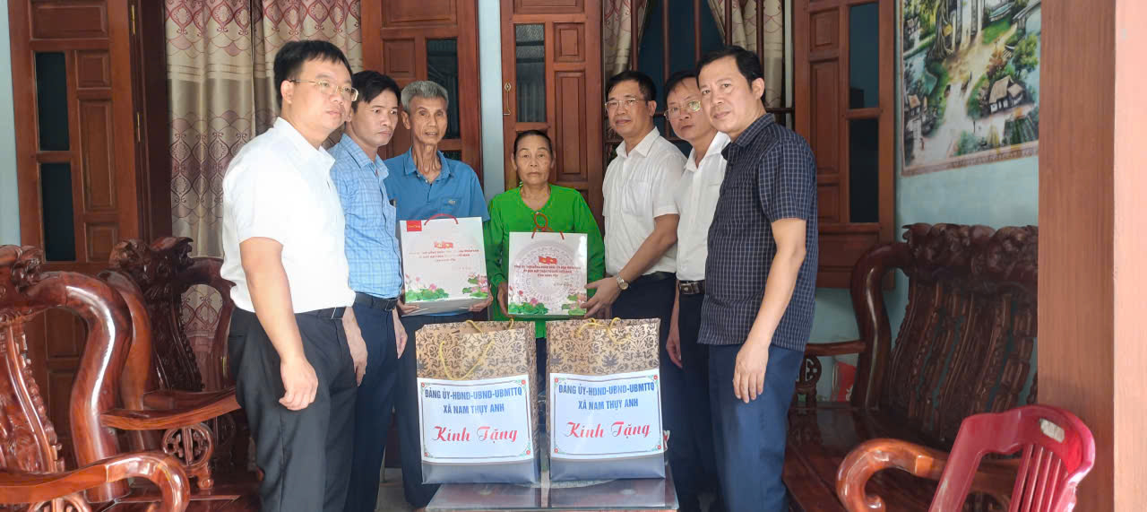Các đồng chí lãnh đạo xã thăm, tặng quà người có công với cách mạng nhân kỷ niệm 79 năm ngày Thương binh - liệt sĩ (27/7/1947-27/7/2026)