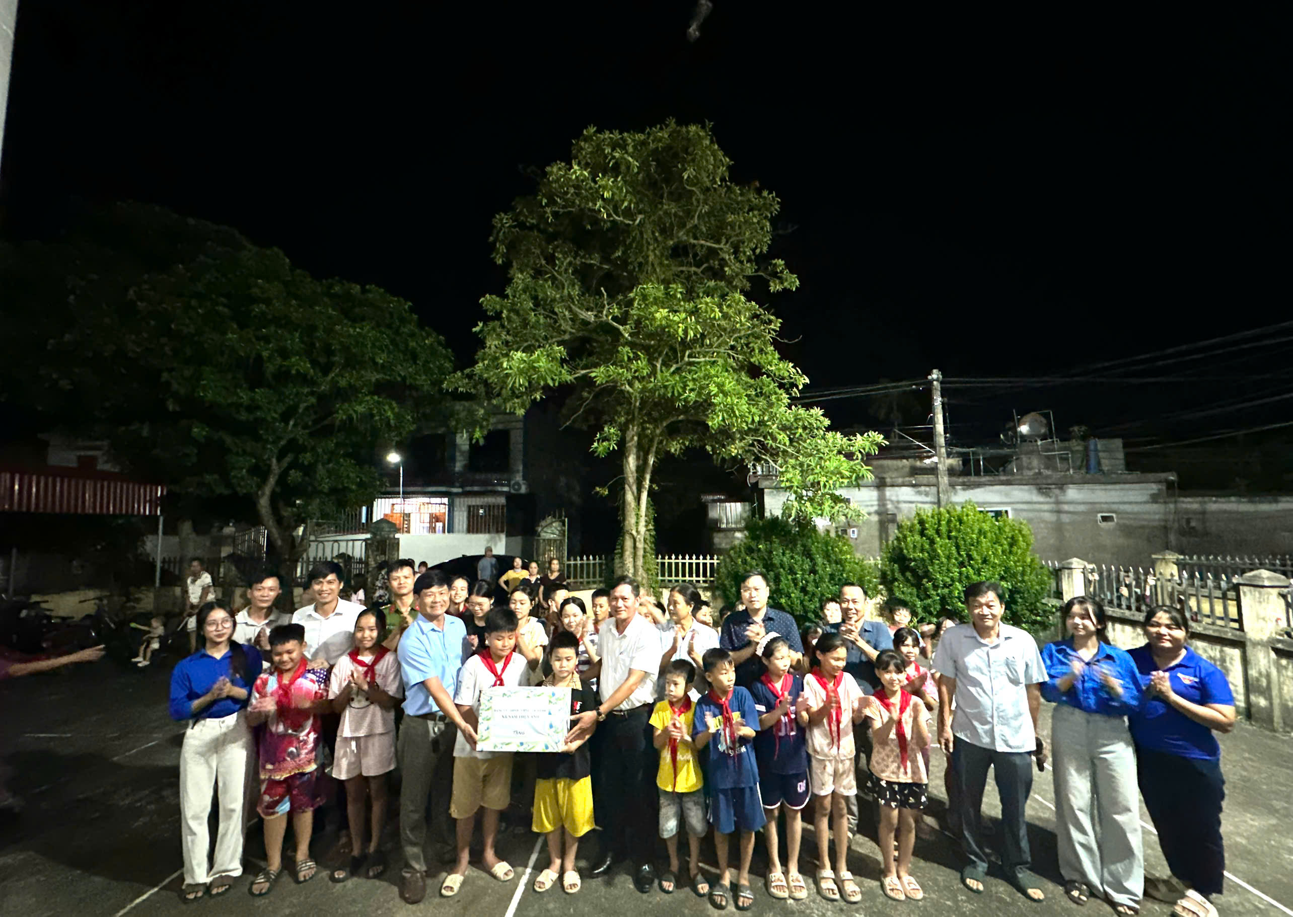 Đồng chí Bí thư Đảng ủy, Chủ tịch HĐND xã và Đồng chí Phó bí thư thường trực Đảng ủy xã cùng các đồng chí lãnh đạo địa phương thăm, tặng quà thiếu niên nhi đồng đang sinh hoạt hè tại các thôn