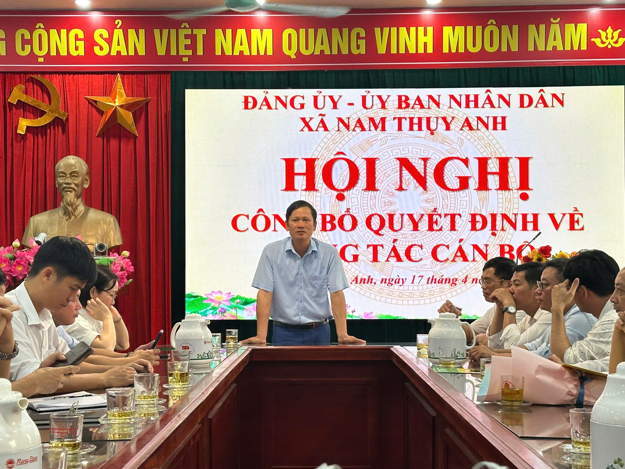 XÃ NAM THỤY ANH CÔNG BỐ CÁC QUYẾT ĐỊNH VỀ CÔNG TÁC CÁN BỘ