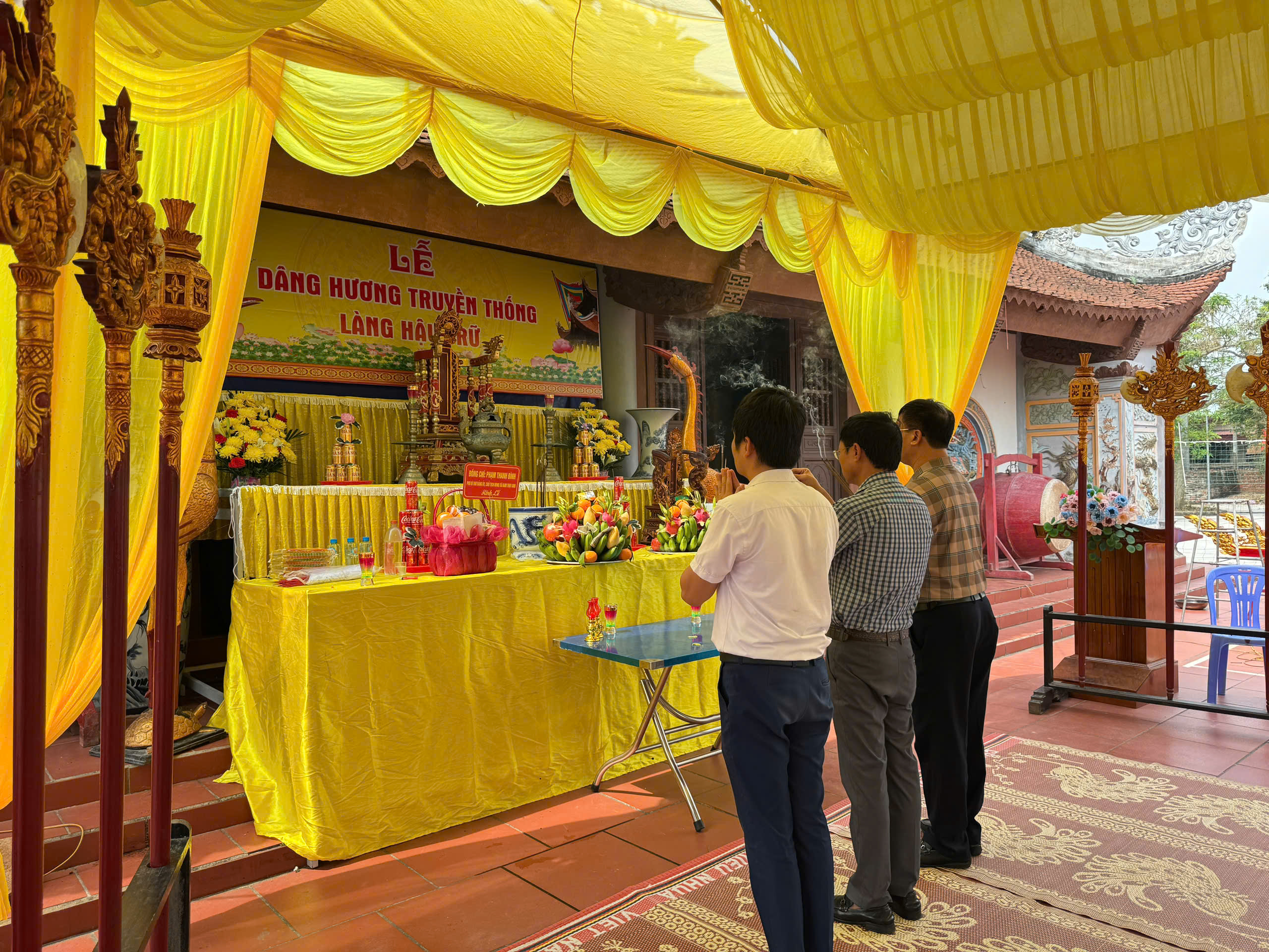 Lãnh đạo UBND xã Nam Thụy Anh dâng hương tại lễ dâng hương truyền thống làng Hậu Trữ năm 2026