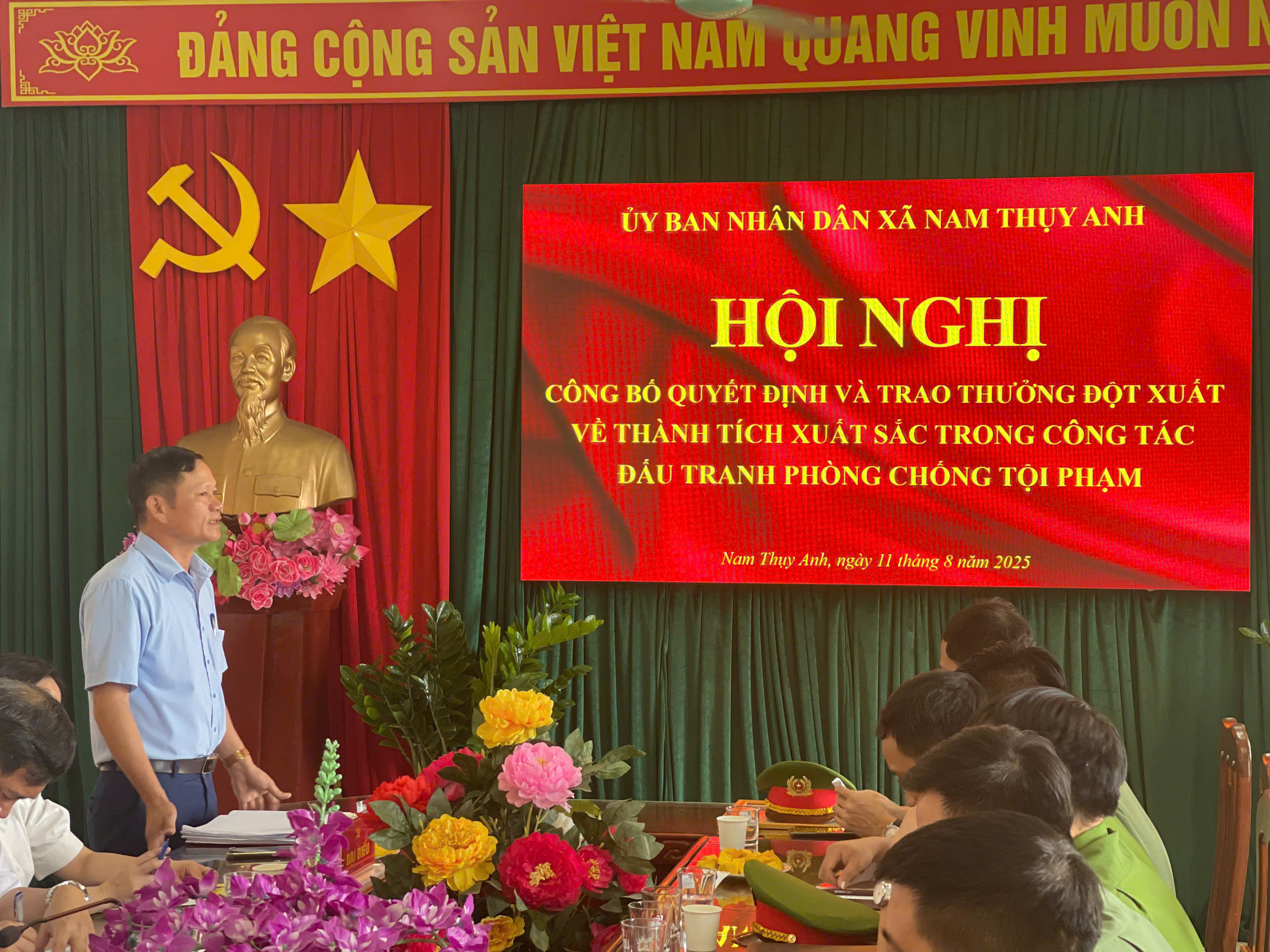 UBND xã Nam Thụy Anh khen thưởng đột xuất cho tập thể, cá nhân Công an xã có thành tích xuất sắc trong công tác đấu tranh phòng, chống tội phạm trên địa bàn.