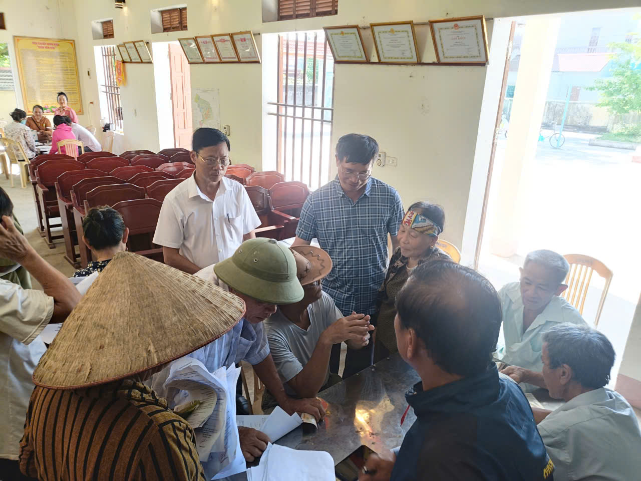 Đồng chí Phó Bí thư Đảng ủy, Chủ tịch UBND xã kiểm tra công tác tổ chức, triển khai thu thuế, quỹ và các khoản đóng góp của tập thể  tại các thôn trên địa bàn xã