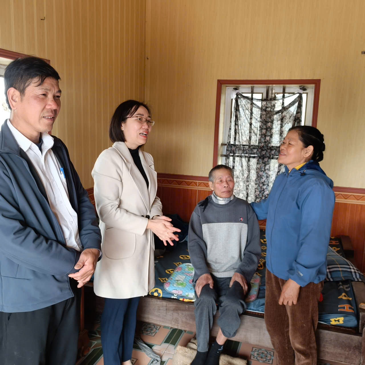 Lãnh đạo xã Nam Thụy Anh thăm, tặng quà Người cao tuổi, người khuyết tật, thành viên tổ thu gom rác thải ốm đau nặng, có HCKK dịp tết nguyên đán Bính Ngọ năm 2026