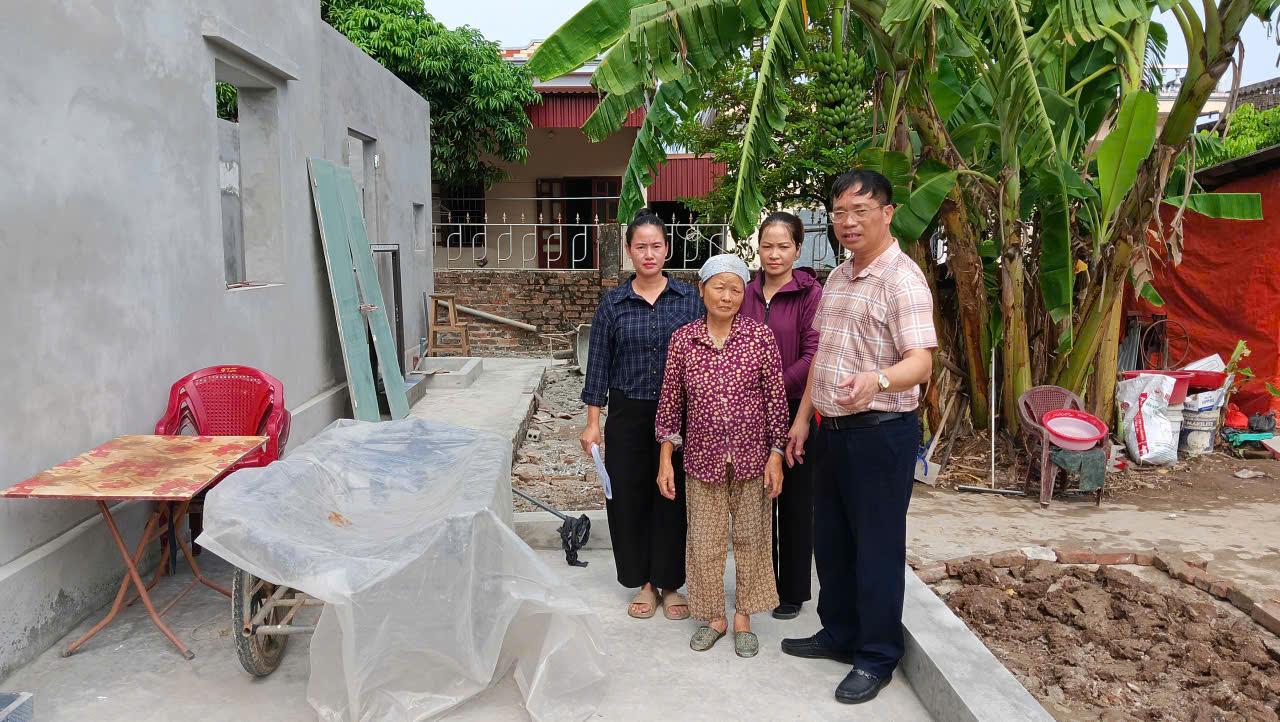 Lãnh đạo UBND xã kiểm tra tiến độ xây dựng nhà tình nghĩa cho hộ nghèo, hộ cận nghèo